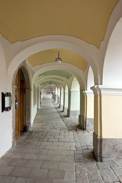 Историческая аркада в Праге (Чехия) ) — стоковое фото