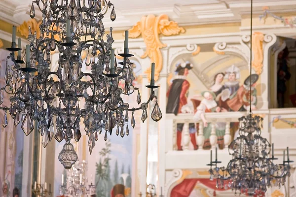 Decoratieve kroonluchter in chateau krumlov — Stockfoto