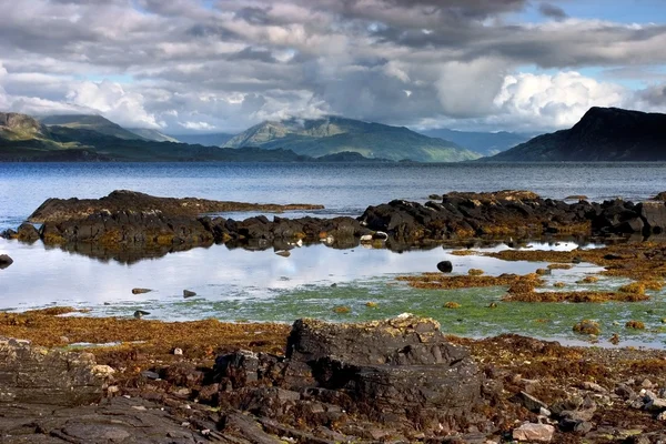 İskoçya'nın kayalık sahil fırtınalı havalarda — Stok fotoğraf
