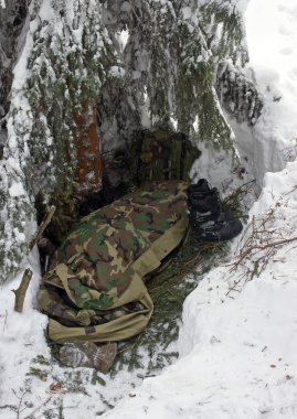 Kış - uyurken bir rüzgârla oluşan kar yığını ağaç altında Bivak