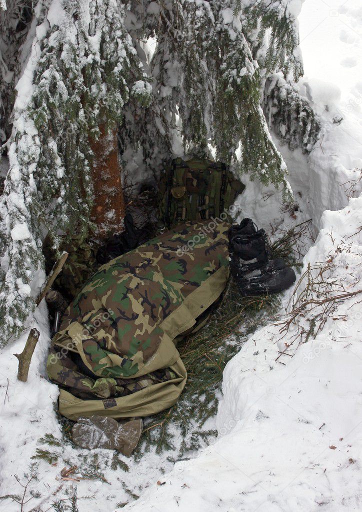 Sleeping Out in Winter Bivouac Under the Tree in a Snowdrift — Stock