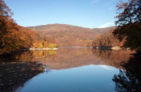 Vihorlat 山中湖と呼ばれる」を参照してください目" — ストック写真