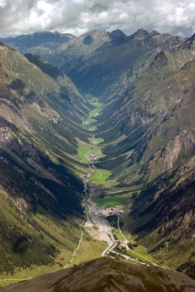 Flygfoto över pitztal dalen i Österrike — Stockfoto