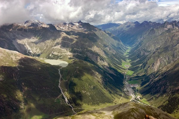 Letecký pohled na údolí pitztal a rifflesee v Rakousku — Stock fotografie
