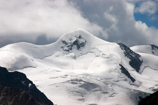 Wildspitze (3,774 m/12,382 英尺的顶峰) — 图库照片
