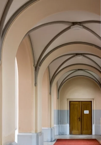 Коридор в католической церкви в Праге — стоковое фото