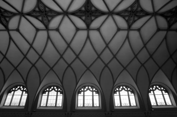Plafond sombre dans l'église catholique — Photo