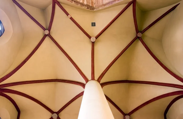 Soffitto ad arco della Chiesa cattolica a Praga — Foto Stock