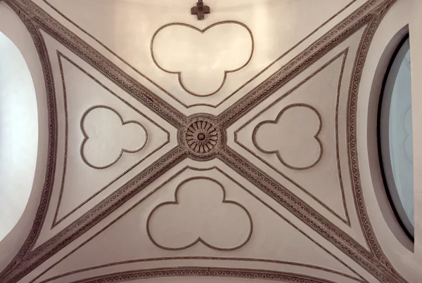 Plafond voûté de l'église catholique à Prague — Photo