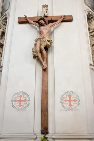 Jesús en la Cruz de Madera en la Iglesia Católica — Foto de Stock