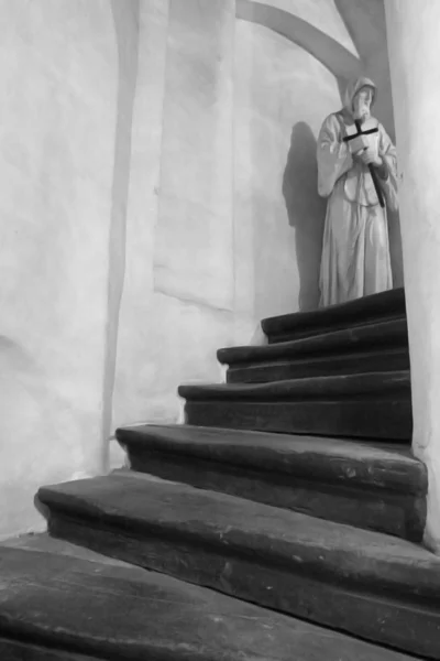 Escalera vieja con figura misteriosa en la parte superior — Foto de Stock