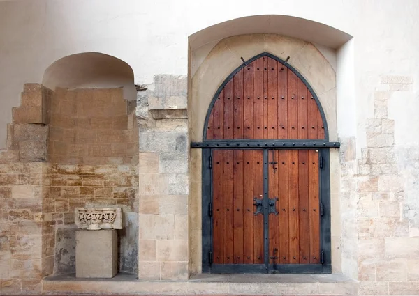 Gewone houten deur in de muur van steen — Stockfoto