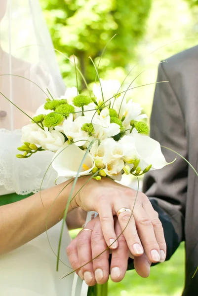 Ręce i bukiet kwiatów — Zdjęcie stockowe