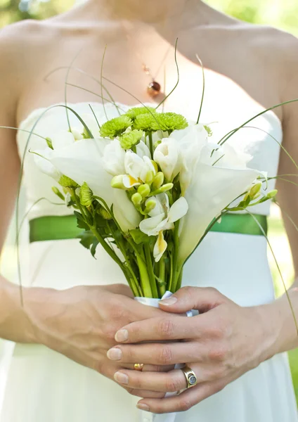 Руки и букет цветов — стоковое фото
