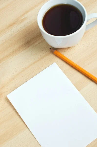 Kugelschreiber, leeres Papier auf Karton und Kaffeetasse — Stockfoto