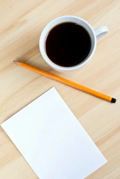 Pluma, papel en blanco a bordo y taza de café — Foto de Stock