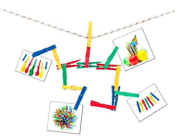 Roupas coloridas e fotos em uma corda — Fotografia de Stock