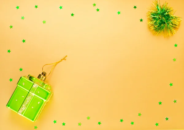 Зеленое рождественское украшение — стоковое фото