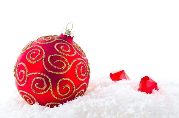 Рождественское украшение на снегу — стоковое фото