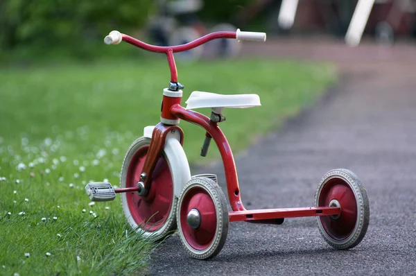 Червоний триколісний велосипед Ліцензійні Стокові Фото