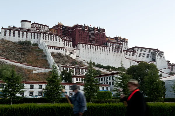 Тибетский поворот молитвенных колес перед дворцом Потала — стоковое фото