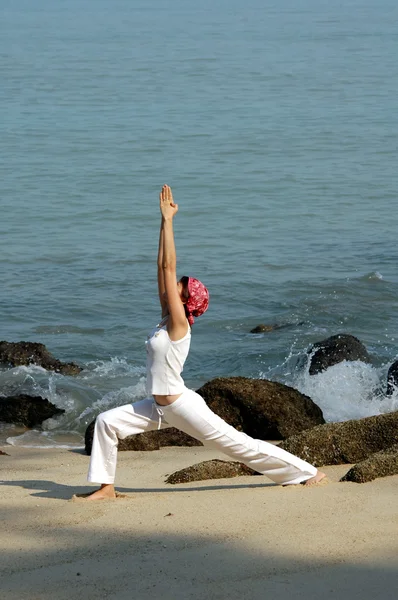 Yoga pela praia — Fotografia de Stock