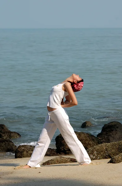 Hatha Yoga pela praia — Fotografia de Stock