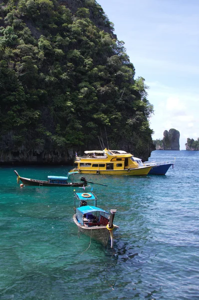 Прогулочные лодки на острове — стоковое фото