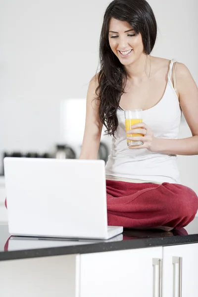 Genç kadın evde laptop — Stok fotoğraf