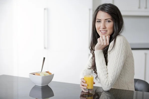 若い女性の朝食 — ストック写真