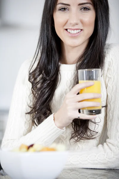 Mujer joven disfrutando del desayuno —  Fotos de Stock