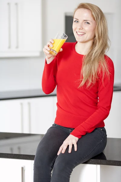 Jonge vrouw genieten van een glas sap — Stockfoto