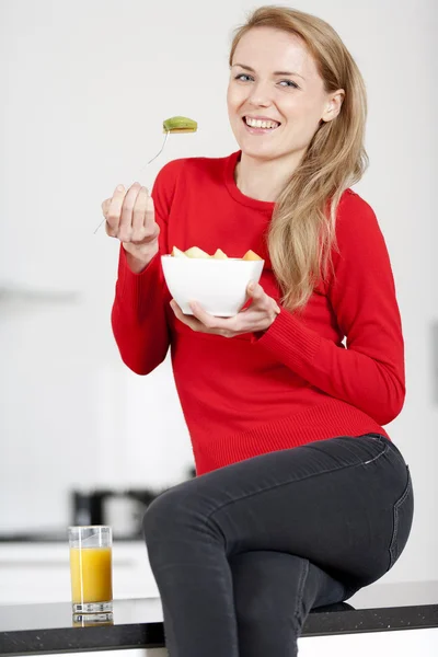 Mujer joven disfrutando del desayuno — Foto de Stock