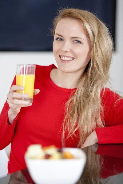 Jovem mulher desfrutando café da manhã — Fotografia de Stock