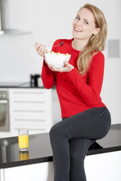 Jovem mulher desfrutando café da manhã — Fotografia de Stock