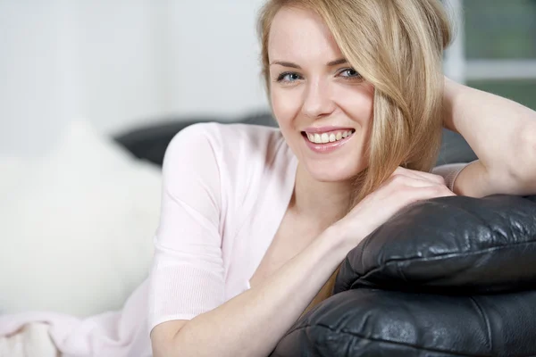 Koltukta oturan genç bir kadın — Stok fotoğraf