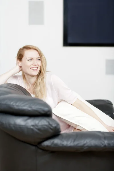 ソファの上に休む若い女性 — ストック写真