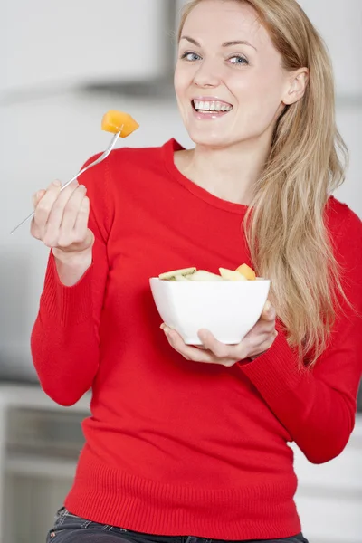 Молодая женщина наслаждается завтраком — стоковое фото