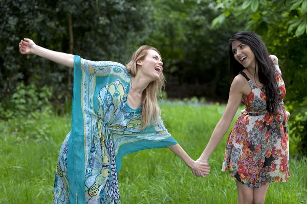 Two frinds ouside in summer dress' — Stockfoto