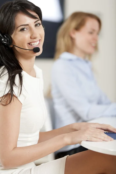 Kvinnor i en upptagen callcenter — Stockfoto