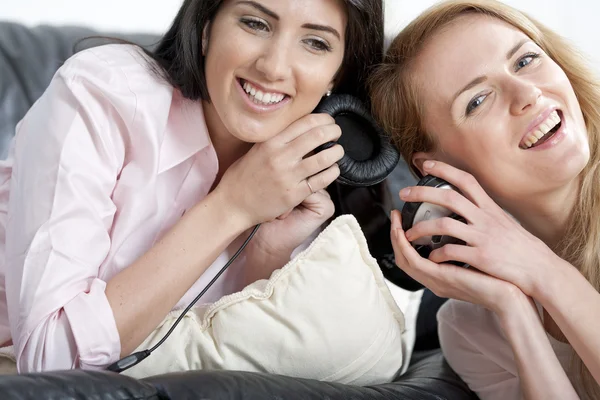 Two friends listening to music — Stock Photo, Image