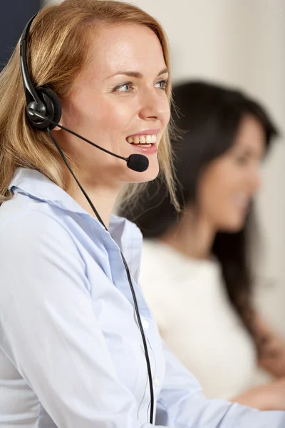 Kvinnor i en upptagen callcenter — Stockfoto