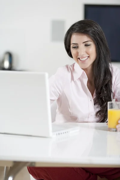 Dívka chatování s přáteli na laptop — Stock fotografie