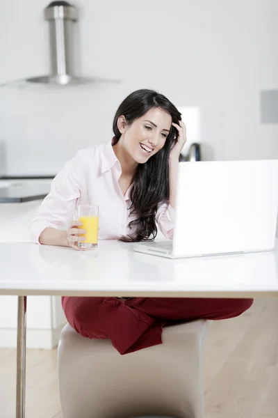 Dívka chatování s přáteli na laptop — Stock fotografie