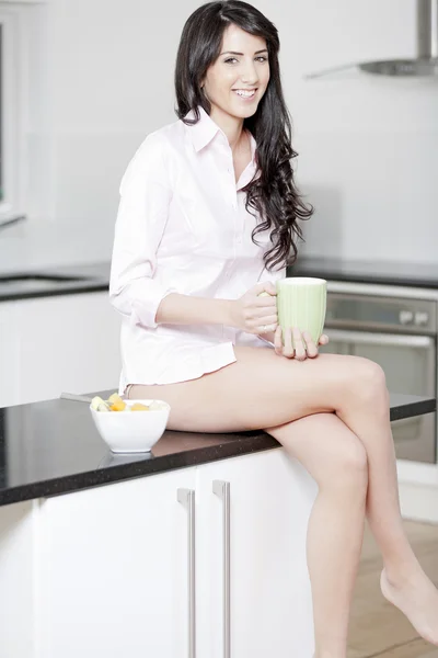 Junge Frau genießt Frühstück — Stockfoto