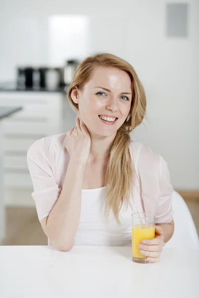 Young woman sat at table — Stock Photo, Image