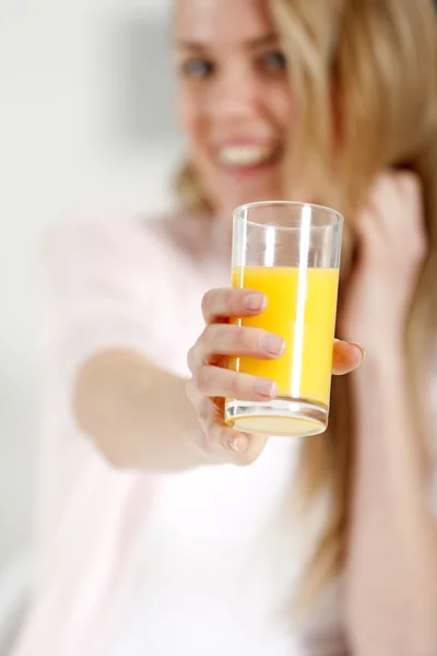 Närbild på apelsinjuice glas — Stockfoto