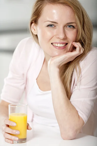 Young woman sat at table — Stock Photo, Image