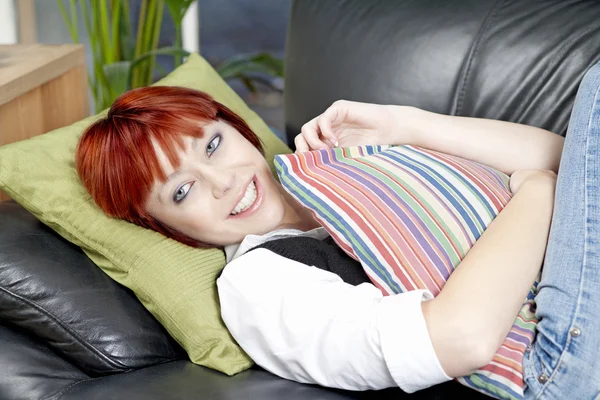 집에서 쉬고 있는 젊은 여자 — 스톡 사진