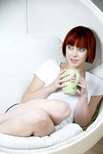 Jonge vrouw ontspannen met warme dranken — Stockfoto